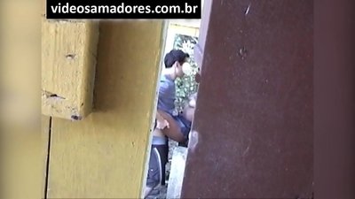 Voyeur snema mladi par, ki se jebe, dokler ne odkrije videoposnetka